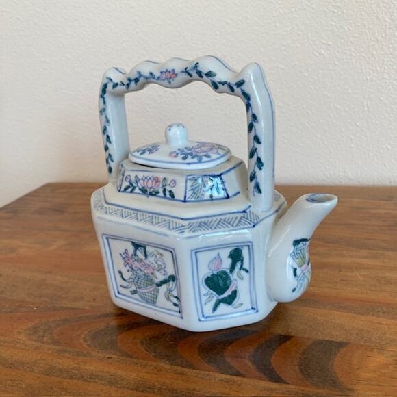 Vintage Porcelain Chinoiserie Octagon Shaped Blue and White Floral Teapot - Picture 3 of 7